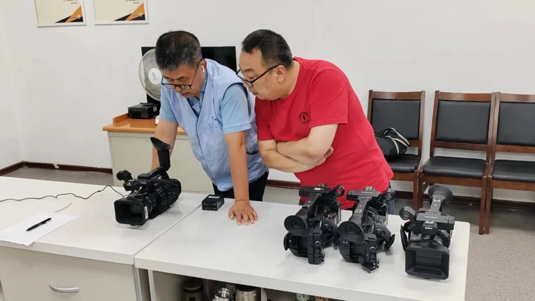 工作人員在對(duì)PXW-Z280V進(jìn)行軟件升級(jí)